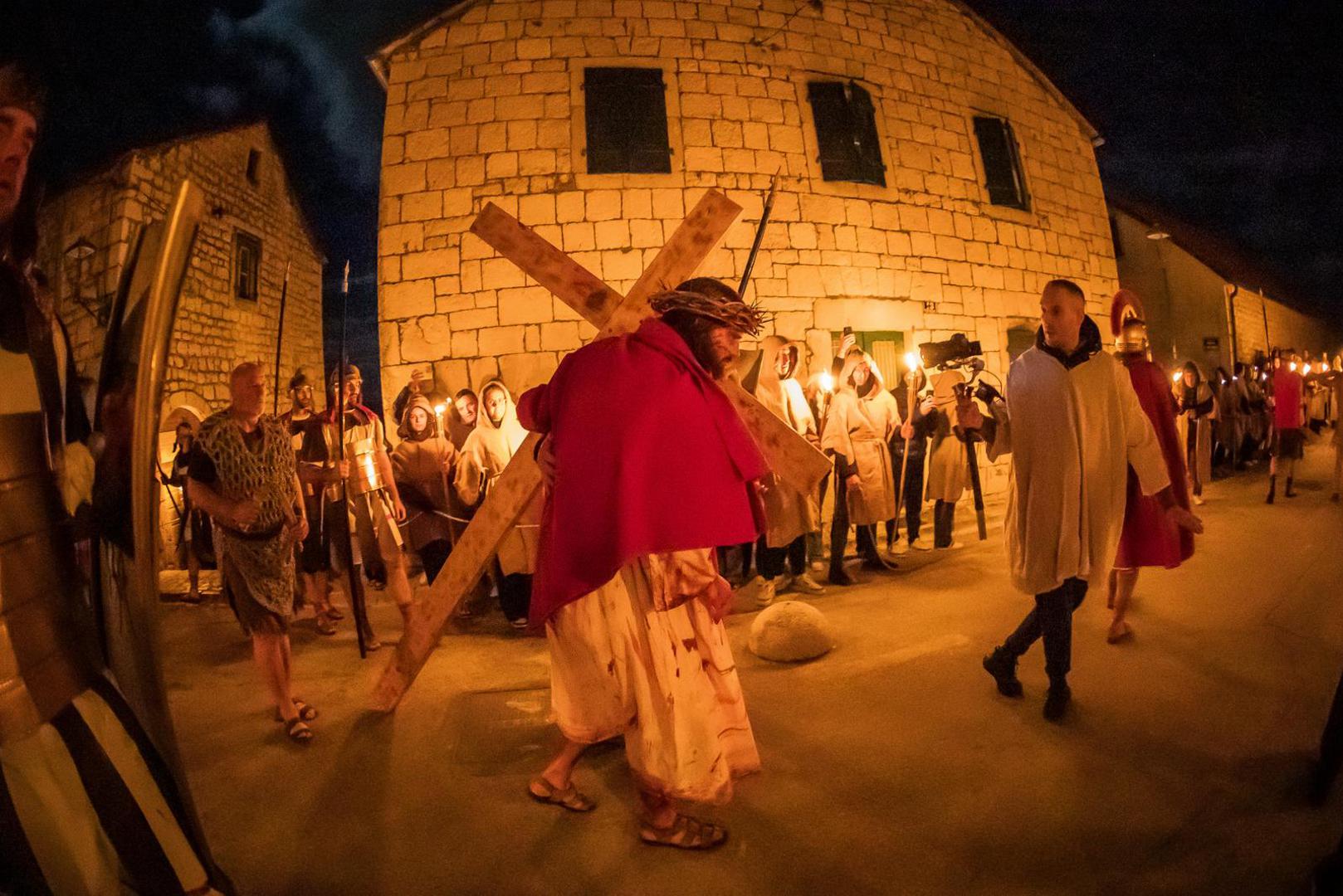 Prizor suđenja pred Pilatom započelo je zvukom truba koje su i ovu godinu svirali trubači iz Gradske glazbe Imotski. Zatim se imotska pasija nastavila mračnim i kamenitim ulicama  obasjanim samo svjetlima baklji sve do središnjeg imotskog trga na čijim skalinima su se odigrali prizori Isusova susreta sa svoju majkom, židovskim ženama, Veronikom te prizor kad Šimun Cirenac pomaže Isusu nositi križ.