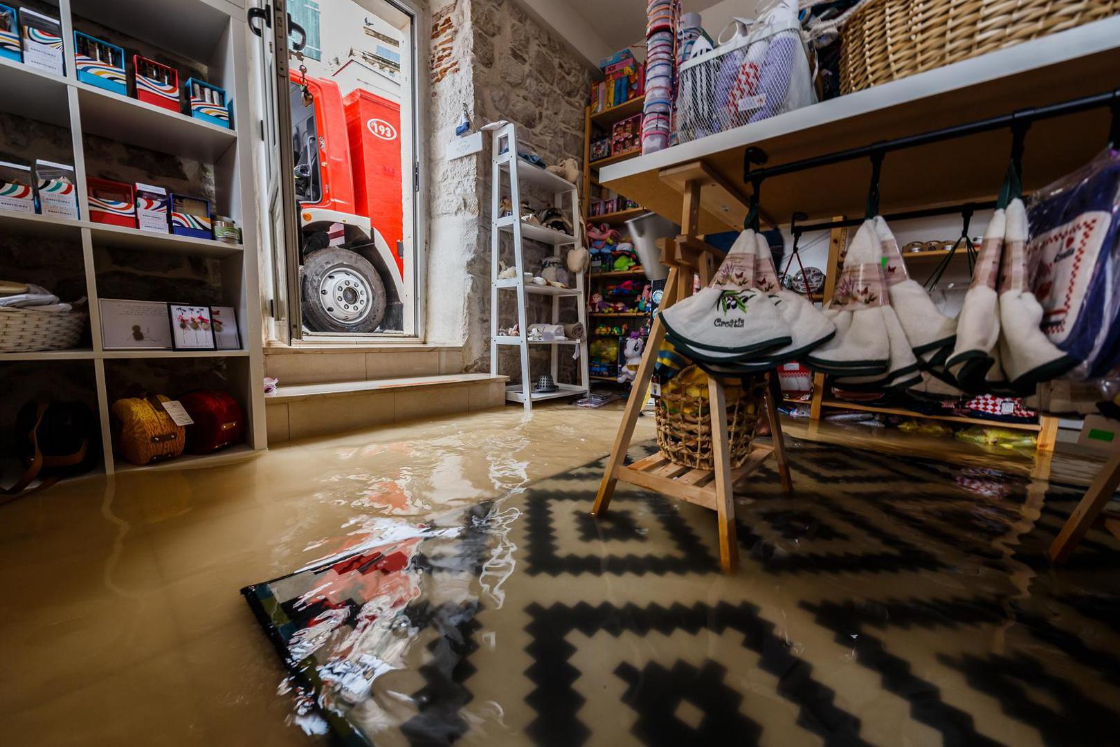 30.05.2022., Kastela - Tijekom jutra sire trogirsko i kastelansko podrucje zahvatilo je olujno nevrijeme s obilnom kisom, te su mnoge kuce i poslovni prostori poplavljeni. Photo: Zvonimir Barisin/PIXSELL