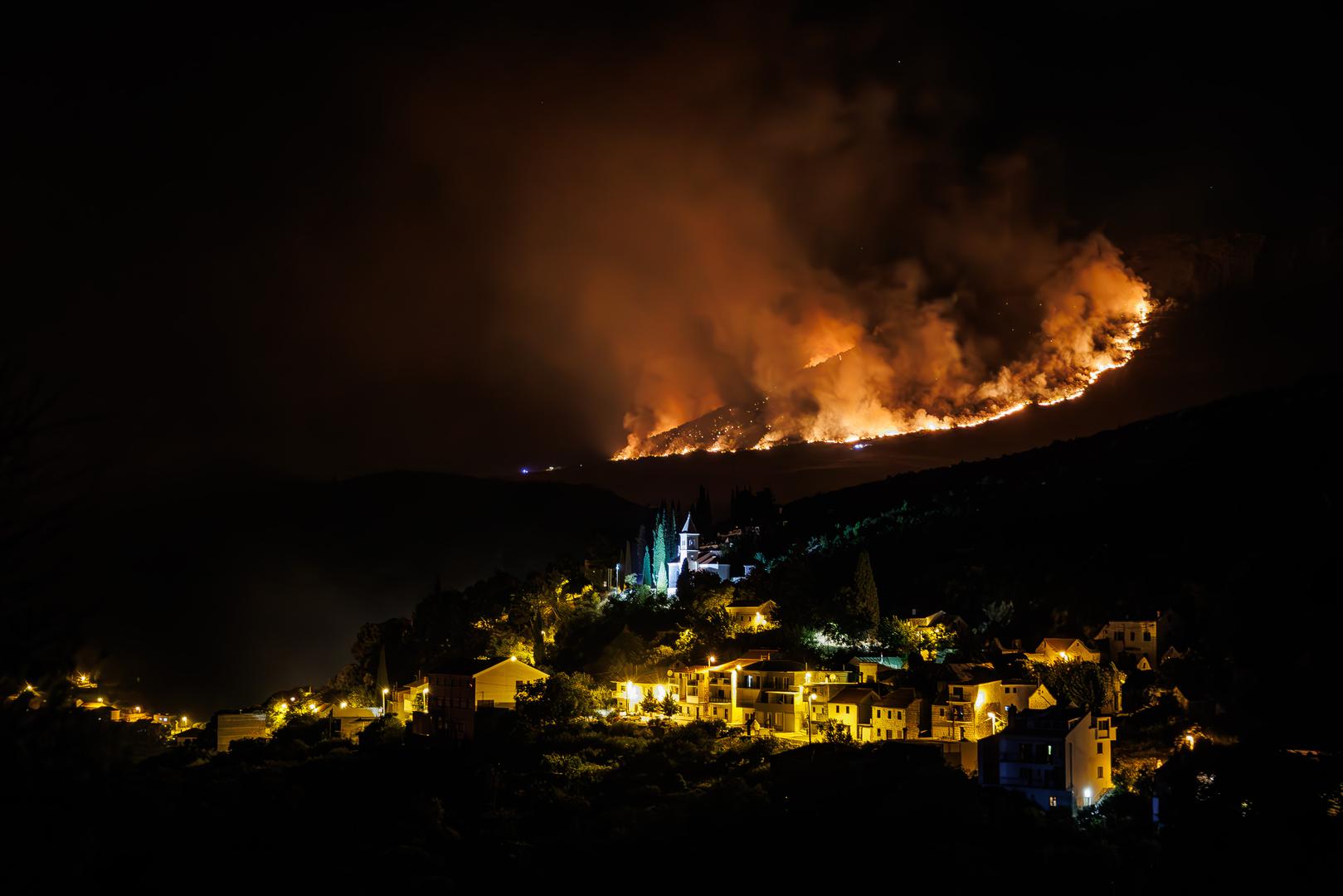 Požar je iza sebe ostavio stotine hektara opožarenog područja, a tijekom intervencije ozlijeđena su i trojica vatrogasaca.