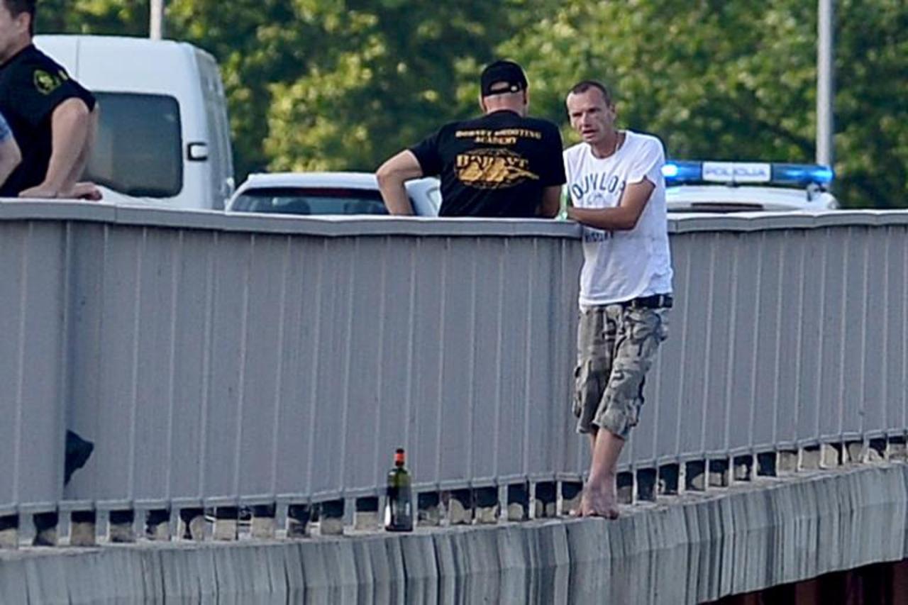 Most mladosti,prijetio samoubojstvom