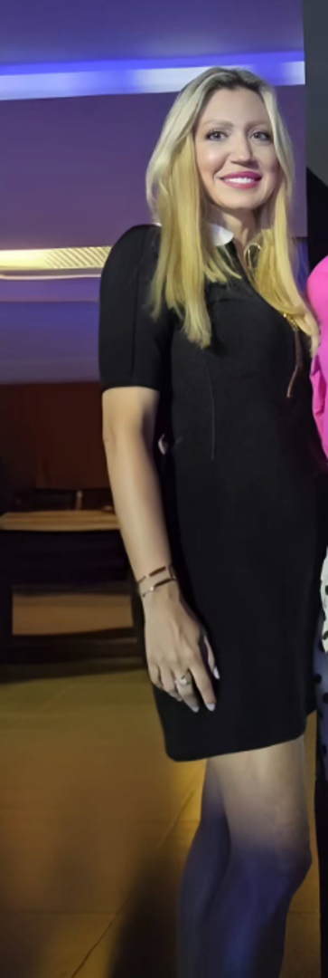 S druge strane, Blanka Mateša odlučila se za klasičan, ali izuzetno elegantan look. Crna mini haljina s bijelim ovratnikom u kombinaciji s diskretnim zlatnim nakitom i raspuštenom kosom kreirala je izgled koji zrači sofisticiranošću i umjerenošću. 