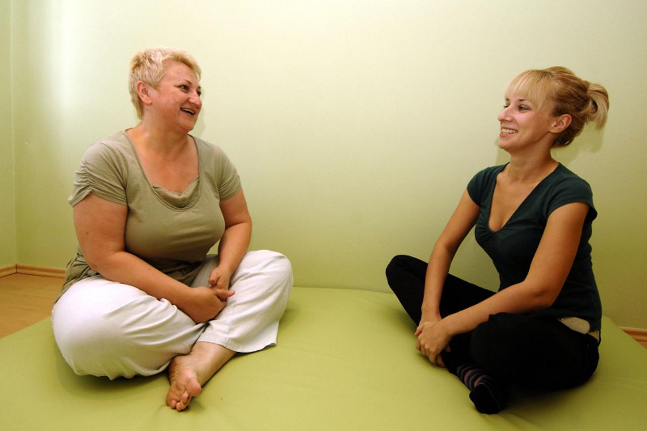 '30.08.2010., Cakovec- Spomenka Zganec (lijevo) bavi se terapijom pomocu smijeha. Photo: Vjeran Zganec-Rogulja/PIXSELL'