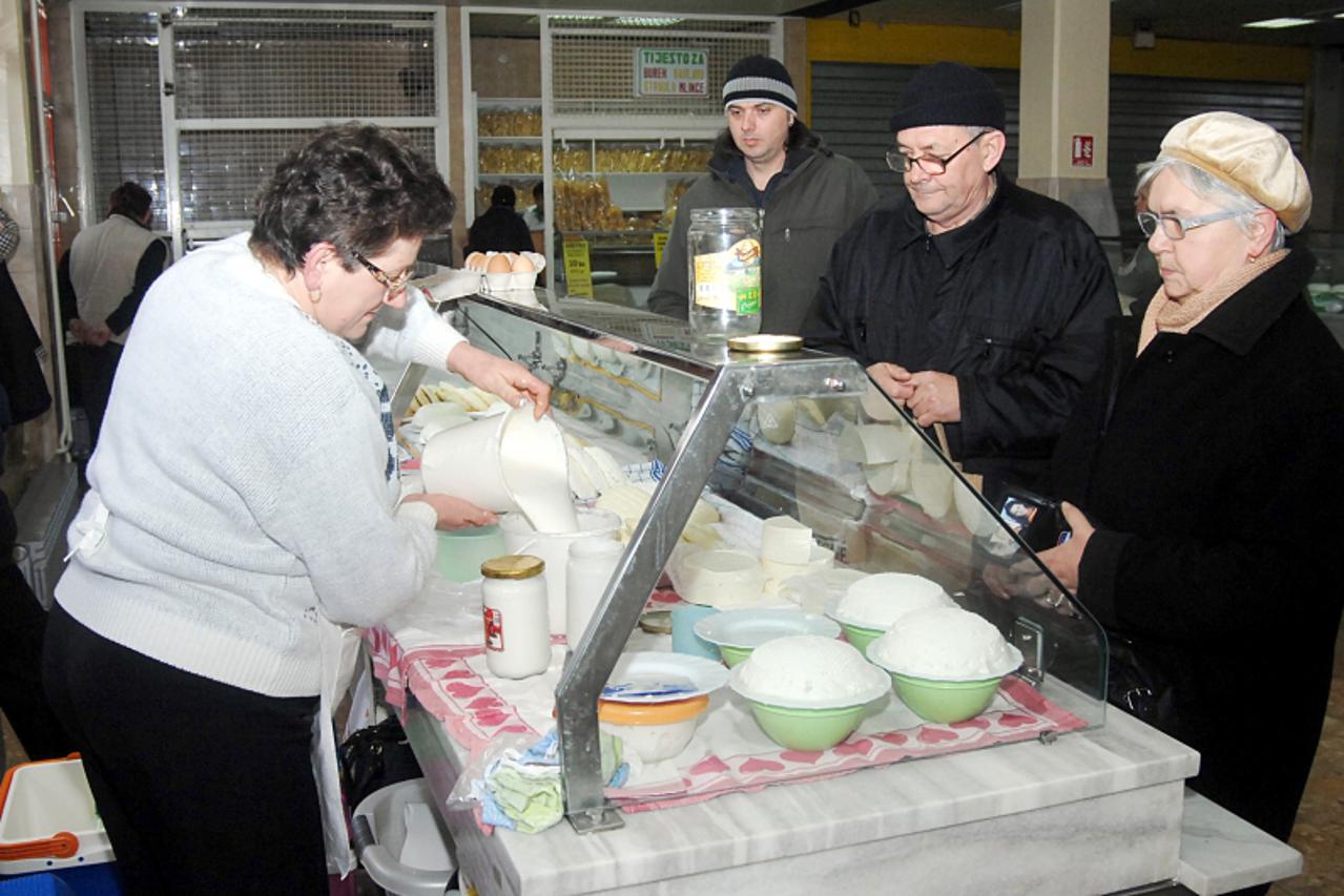 \'28.01.2011., Sisak - Prodavacice sira i vrhnja na Gradskoj trznici strahuju od novih propisa za prodaju njihovih proizvoda. Photo:Nikola Cutuk/PIXSELL\'