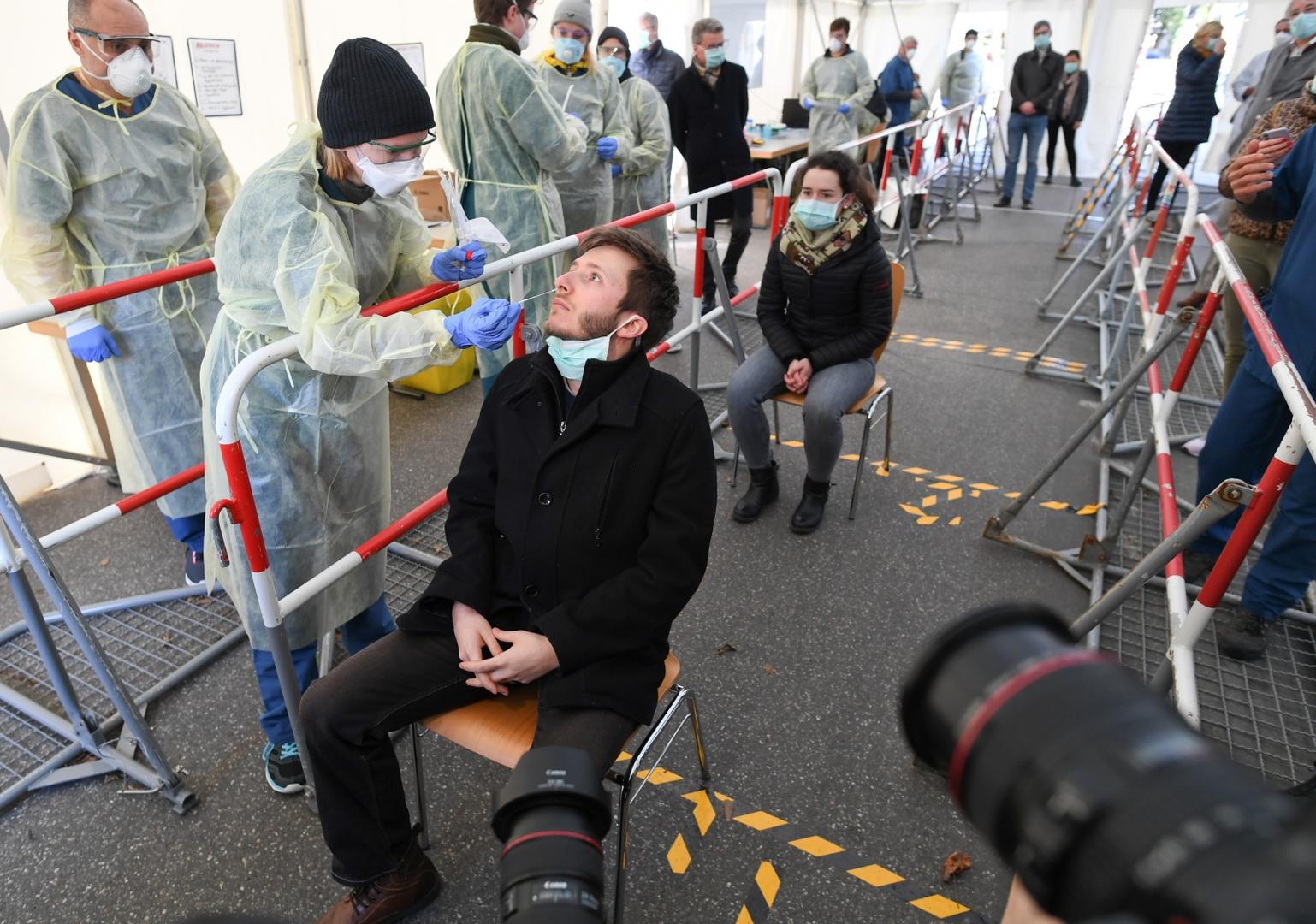 The spread of the coronavirus disease (COVID-19) in Munich A medical employee presents how to collect a smear at a special corona test center for public service employees such as police officers, nurses and firefighters during a media presentation as the spread of the coronavirus disease (COVID-19) continues, in Munich, Germany, March 23, 2020. REUTERS/Andreas Gebert ANDREAS GEBERT