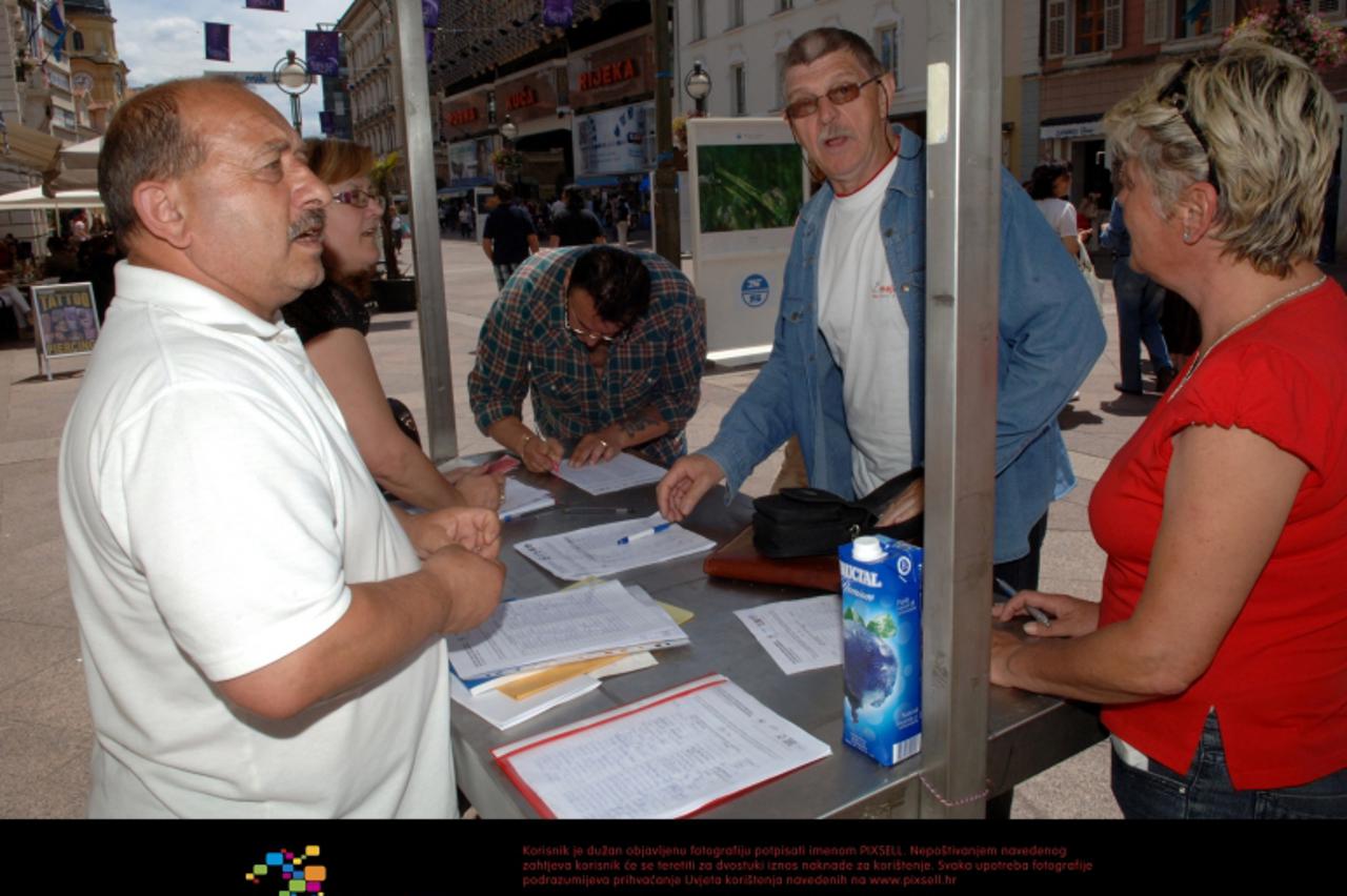 '23.06.2010. Rijeka -  Zadnji dan potpisivanja peticije za raspisivanje referenduma protiv izmjene zakona o radu. Photo: Goran Kovacic/PIXSELL'