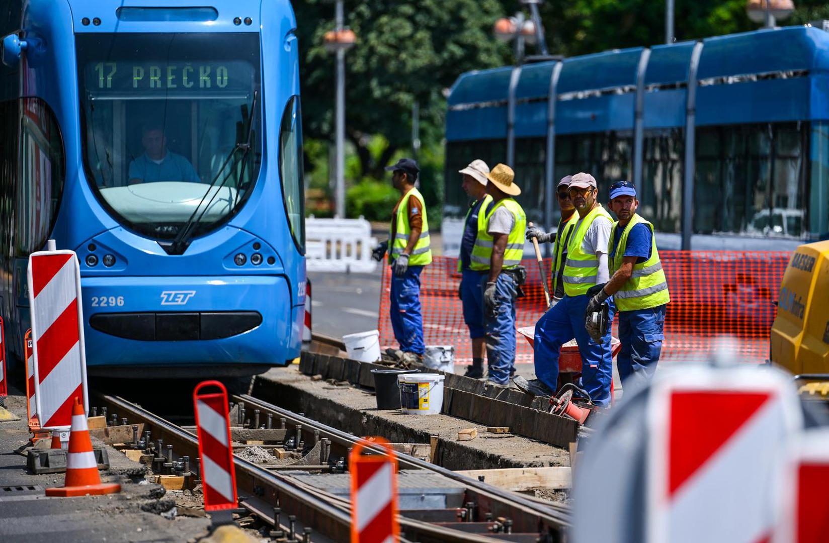Inspekcija je od izvođača i nadzora radova zatražila postavljanje dodatne pomične ograde radi zaštite rova te ploče s podacima o gradilištu.