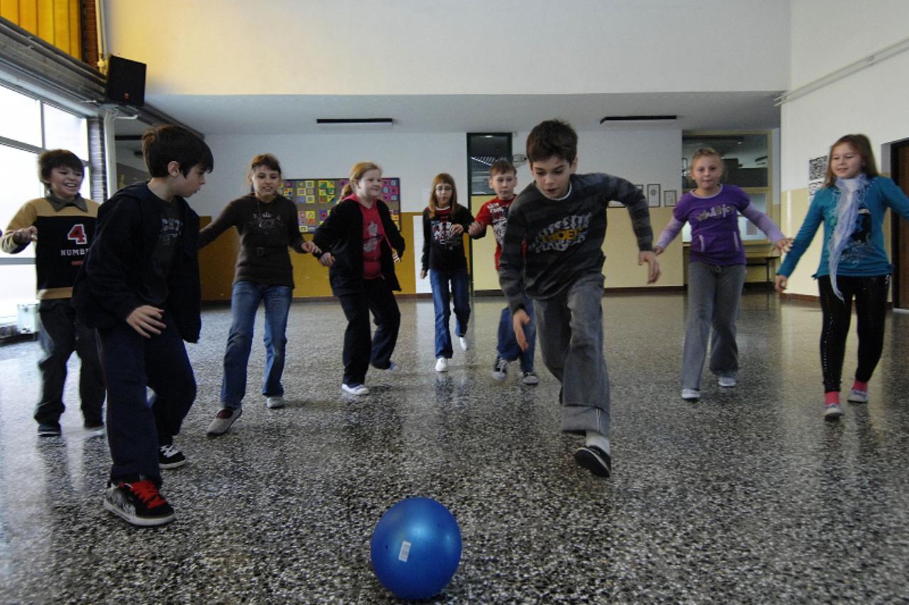 '02.11.2010., Belica- Ucenici OS Belica, jedne od najvecih u Medjimurju, nemaju sportsku dvoranu pa vjezbaju u hodniku. Photo: Vjeran Zganec Rogulja/PIXSELL'