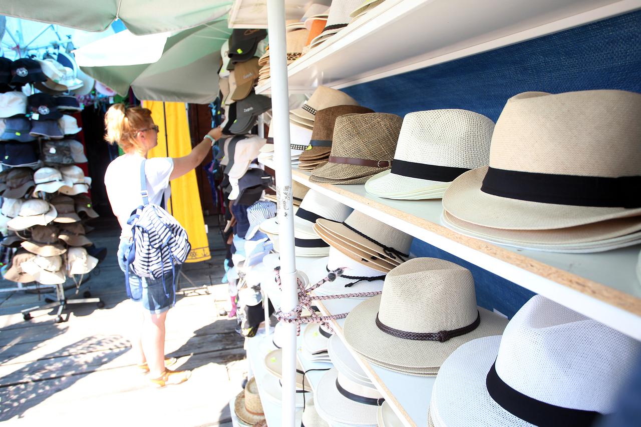 22.07.2015., Zagreb -  Ponuda ljetnih sesira na Tresnjevackoj trznici.   Photo: Goran Jakus/PIXSELL