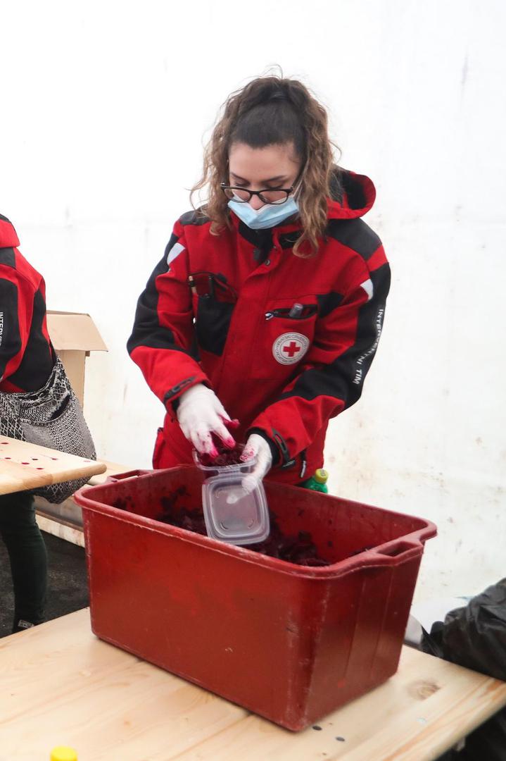 14.01.2021., Petrinja - Podjela hrane gradjanima tvrtke Pleter u postavljenom satoru na djecjem igralistu u Petrinji. Photo: Luka Stanzl/PIXSELL