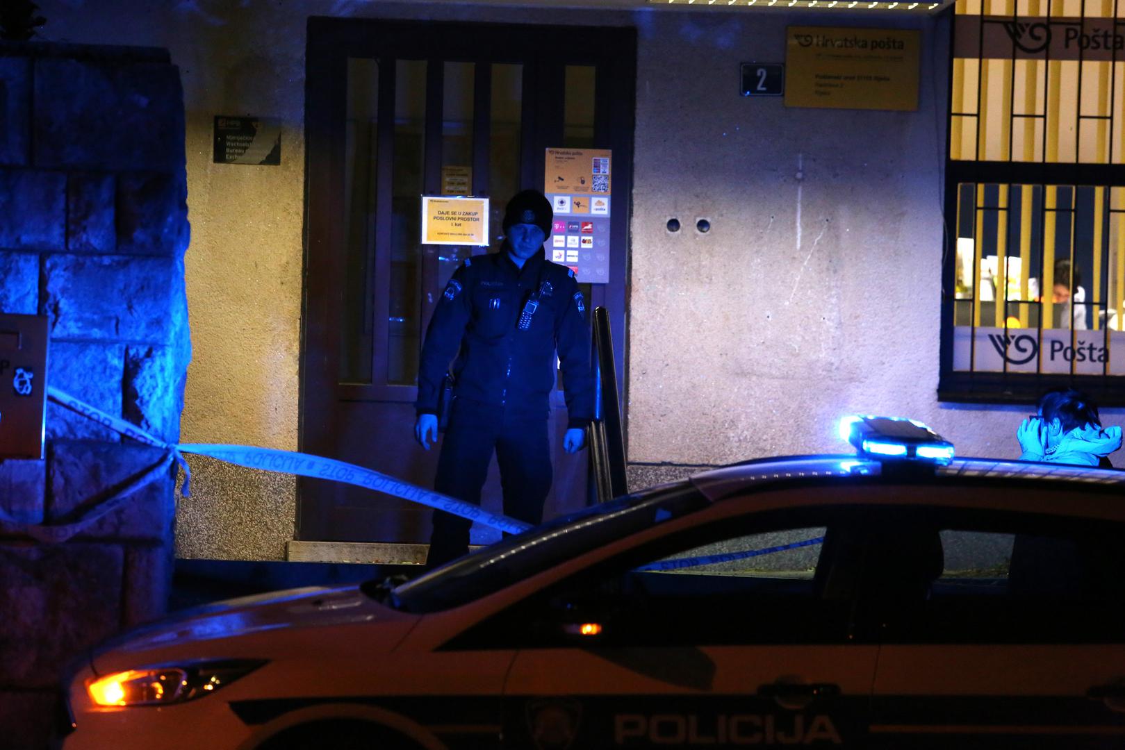 Maskirana osoba upala je večeras u poslovnicu Hrvatske pošte u Rijeci.