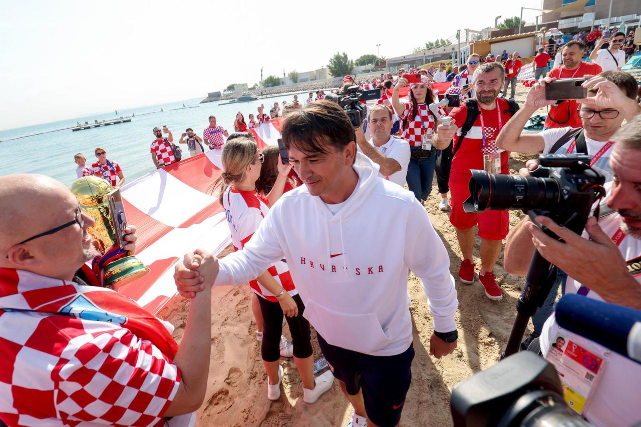 KATAR 2022 - Zlatko Dalić s navijačima i 200 metara dugom zastavom 