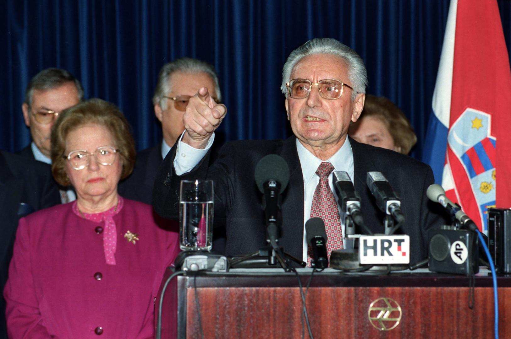 23.11.1996., Zagreb, Hrvatska - predsjednik Republike Hrvatske dr. Franjo Tudjman po povratku iz SAD-a s lijecenja u bolnici Walter Reed, u zagrebackoj zracnoj luci odrzao je znameniti govor o ostacima jugokomunistickog sustava, o politickim diletantima, bezglavim smusenjacima i svima koji se vezu i s crnim vragom protiv hrvatske slobode i hrvatske neovisnosti.  Ne samo crnim, nego i zelenim i zutim vragovima, te protivnicima hrvatske samostalnosti, koji im se nude i prodaju za Judine skude. Photo: Sinisa Hancic/HISTORY I/C