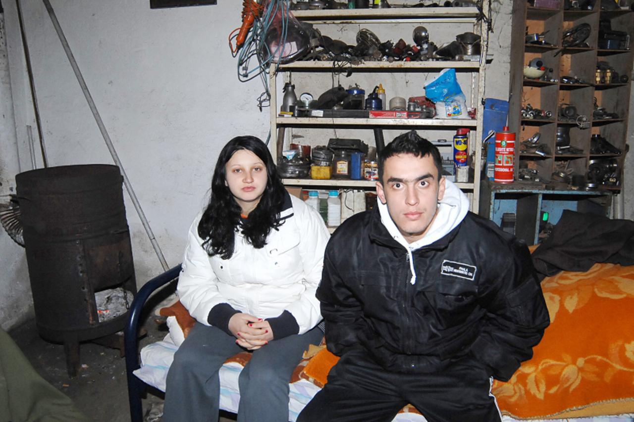'16.02.2011., Dvor,Grmusani - U noci s nedjelje na ponedjeljak buknuo je pozar koji je unistio kucu obitelji Nisevic. Stojanka Nisevic,koja je u 6.mjesecu trudnoce,prva je osjetila pozar,a sada je sa 
