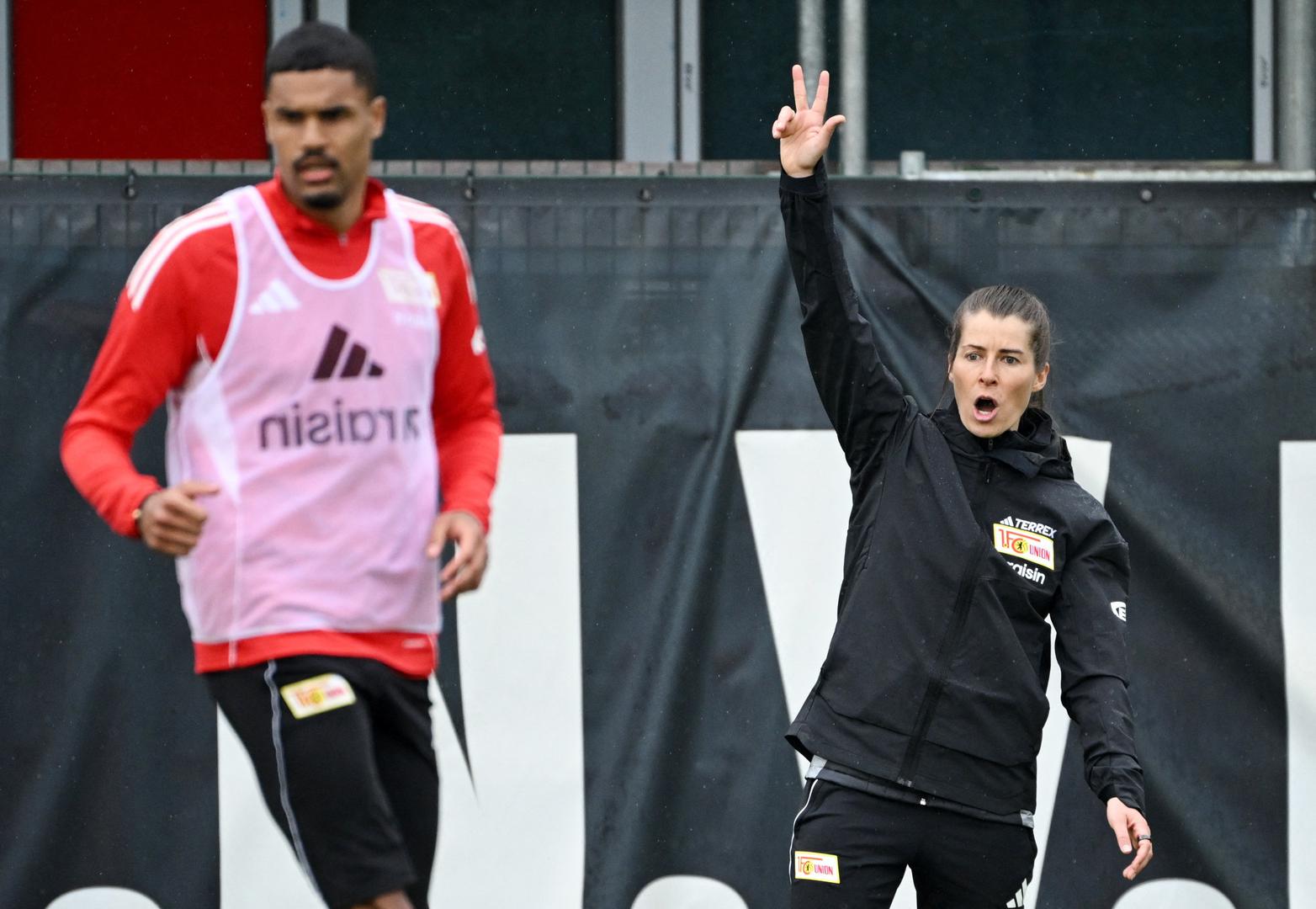 Eta je na poziciji glavnog trenera zamijenila otpuštenog Steffena Baumgarta, a inicijalno je imenovana na tu dužnost do kraja sezone u kojoj će Union odigrati još pet utakmica. Momčad se nalazi na 11. mjestu, 11 bodova iznad zone izravnog ispadanja. Berlinska momčad je u ovoj kalendarskoj godini ostvarila tek dvije pobjede.

Eta će na klupi Uniona debitirati u subotu, kad će u Berlinu gostovati predzadnji Wolfsburg. Union bi pobjedom izbjegao mogućnost izravnog ispadanja.