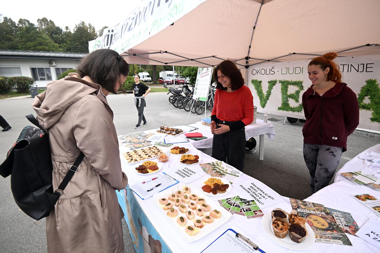 Zagreb: Studenti traže više veganskih obroka u menzama pa su ispred SC-a organizirali degustaciju takvih jela