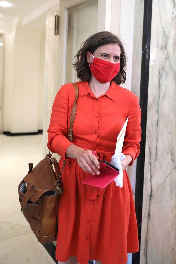 Katarina Peović (RF) nosila je crvenu haljinu i crvenu masku.