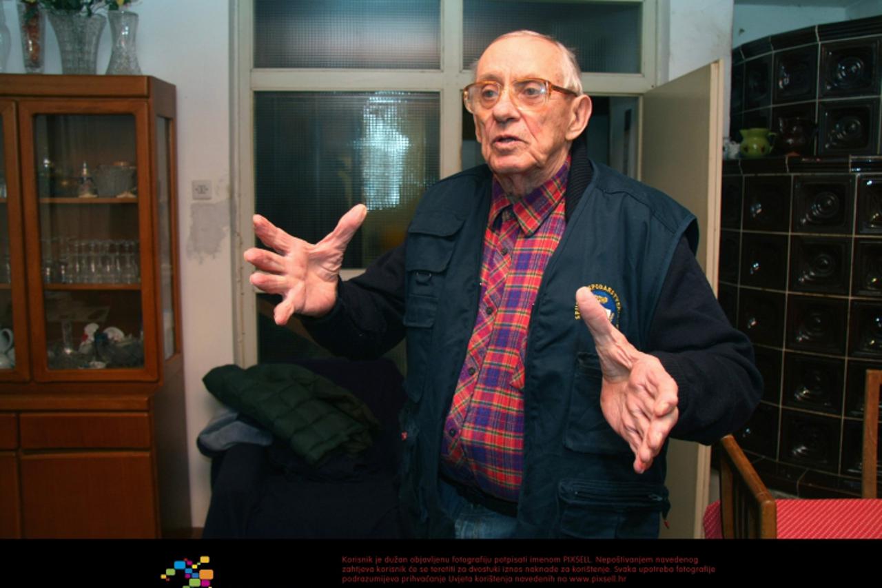 '29.11.2011. Vukova Gorica - Bivsi ministar unutarnjih poslova u Vladi Republike Hrvatske Josip Boljkovac stigao je u svoju kucu nakon sto je pusten iz zatvorske bolnice. Boljkovca su pred kucom docek