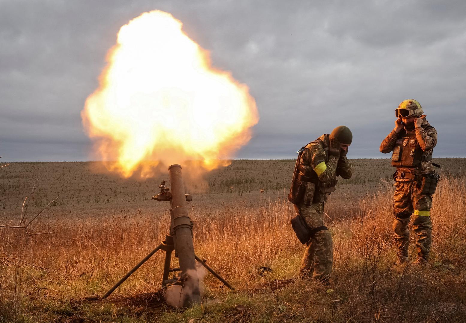 Ukrainian servicemen fire a mortar on a front line, as Russia's attack on Ukraine continues, in Kharkiv region, Ukraine October 25, 2022.  REUTERS/Vyacheslav Madiyevskyy     TPX IMAGES OF THE DAY Photo: VYACHESLAV MADIYEVSKYY/REUTERS