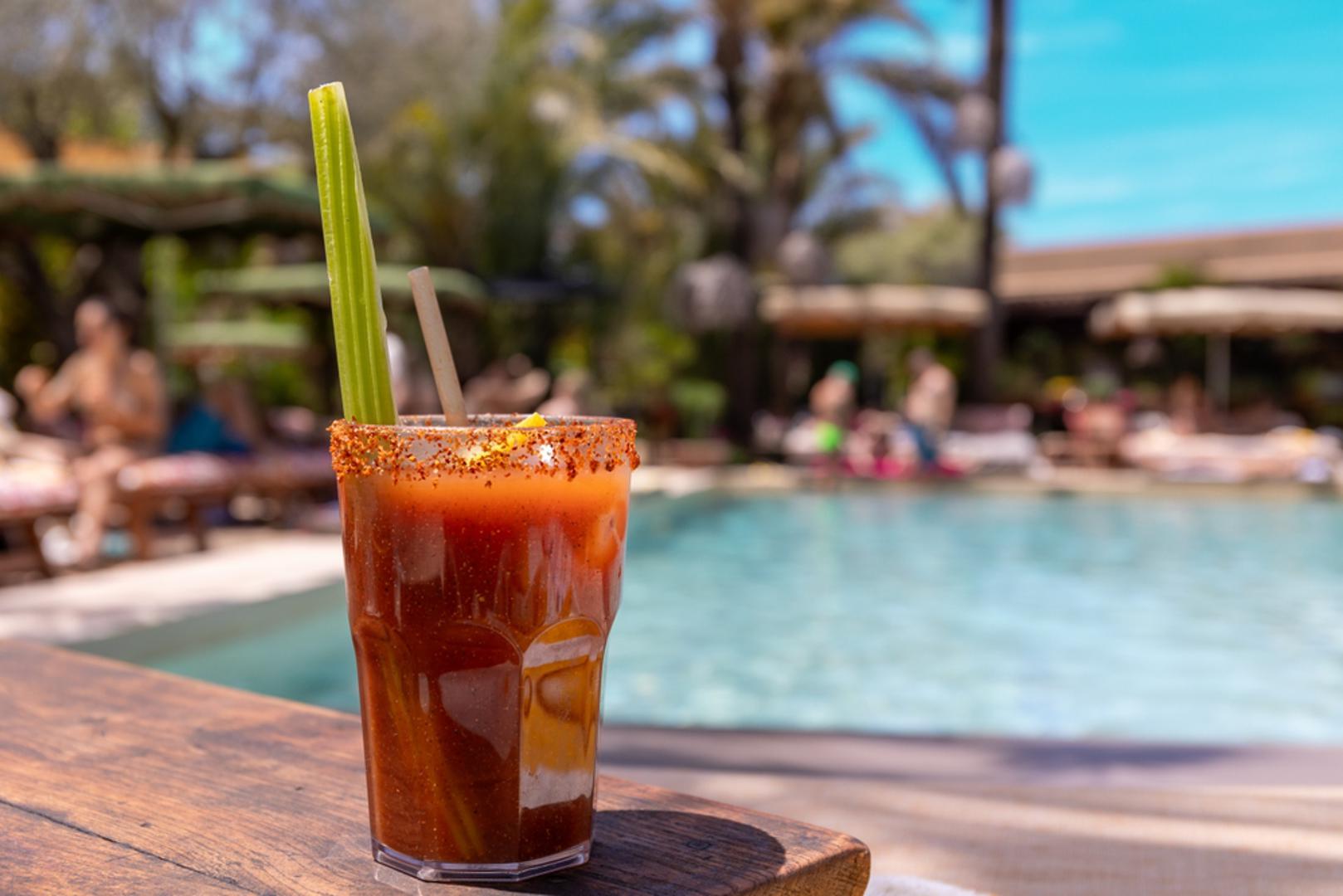 Bloody Mary je koktel koji spaja slano, kiselo i ljuto u jedinstvenom doživljaju. Sastoji se od votke, soka od rajčice, limunova soka te raznih začina poput soli, papra i Tabasca. Poslužuje se s celerom, a često se pije kao jutarnje piće nakon zabavne noći.
