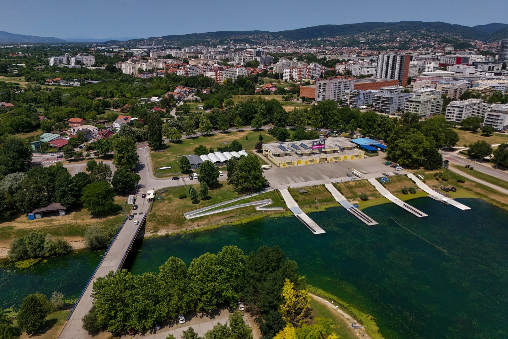 Iako na prvi pogled izgleda kao prirodan fenomen, radi se o obliku koji znatno odudara od uobičajene dubinske topografije jezera i potaknula je brojne nagađanja među građanima na društvenim mrežama.

