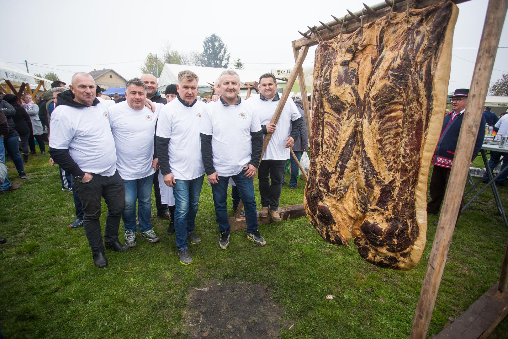 4. Najveća slanina: Novu rekordnu slaninu tešku 194 kg napravila je ekipa od četiri prijatelja iz Valpova u Slavoniji. Slanina je predstavljena na proljetnom festivalu u Karancu u travnju 2019. godine na ‘Proljetnom vašaru’ u Karancu. Prema Guinnessovoj knjizi rekorda, prijašnja najveća slanina na svijetu prije je bila teška 150,5 kg, a napravljena je u Italiji i predstavljena na gradskom festivalu Starih Spasova 2002. godine.
