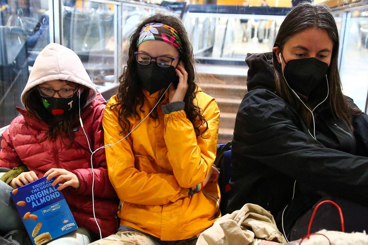 Dozens of flights listed as cancelled or delayed at Seattle-Tacoma International Airport