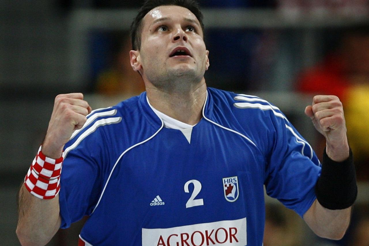 'Croatia's Niksa Kaleb reacts during the Handball World Cup group M2 match against Hungary in Mannheim, January 25, 2007.  REUTERS/Alex Grimm (GERMANY)'