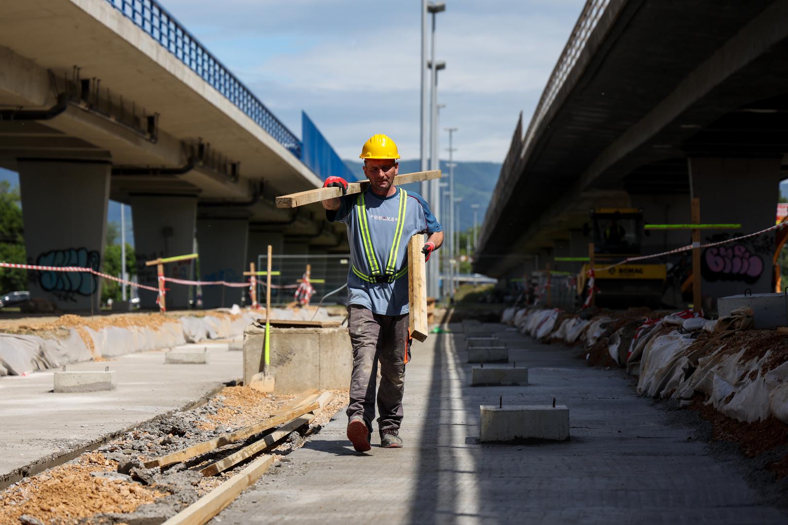 Zagrebački gradonačelnik Tomislav Tomašević sa zamjenicima Danijelom Dolenec i Lukom Korlaetom danas je obišao radove na proširenju tramvajske zone te izgradnji prometnice na Sarajevskoj cesti. 

