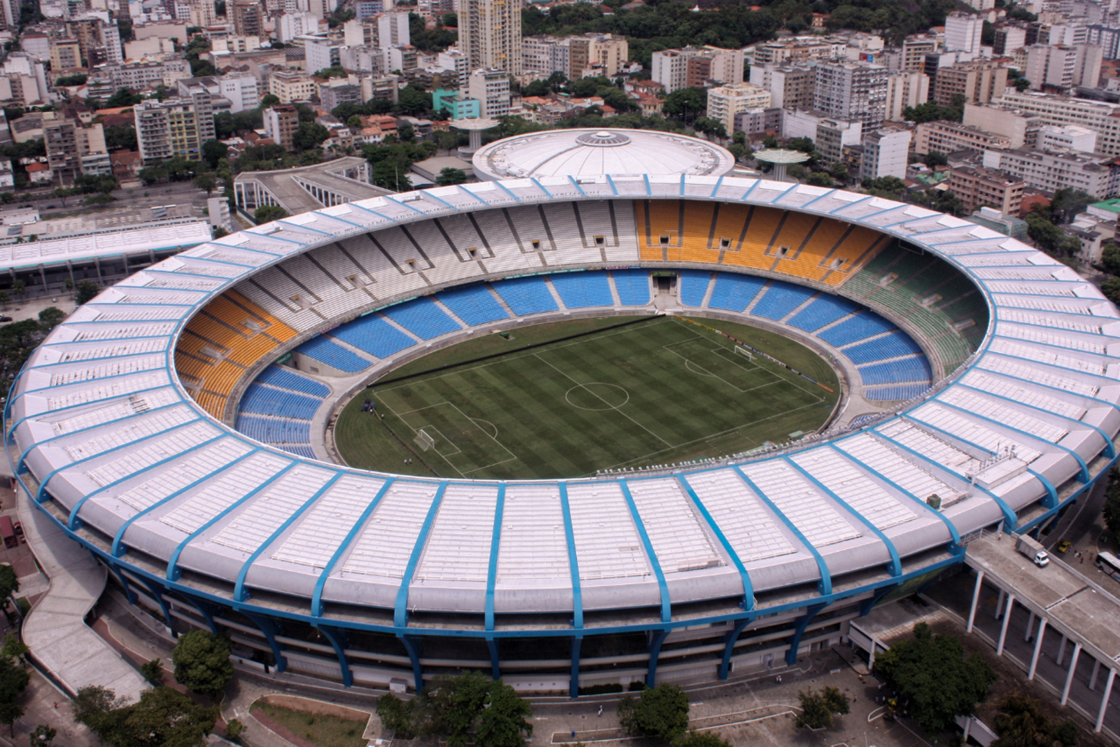 Preko dalekog Atlantika, predivna Maracana u šarolikom Rio de Janeiru stoji kao pravi hram brazilskog nogometa i mjesto nekih od najslavnijih trenutaka u cjelokupnoj povijesti ovog popularnog sporta. Iako je nakon raznih sigurnosnih modernizacija ukupni kapacitet drastično smanjen na nešto manje od osamdeset tisuća sjedećih mjesta, njen prepoznatljivi ovalni oblik i danas zaista oduzima dah.