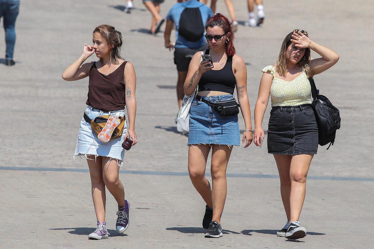 Zagreb: Građani se od sunca skrivaju raznim pomagalima ili odlaskom u parkove