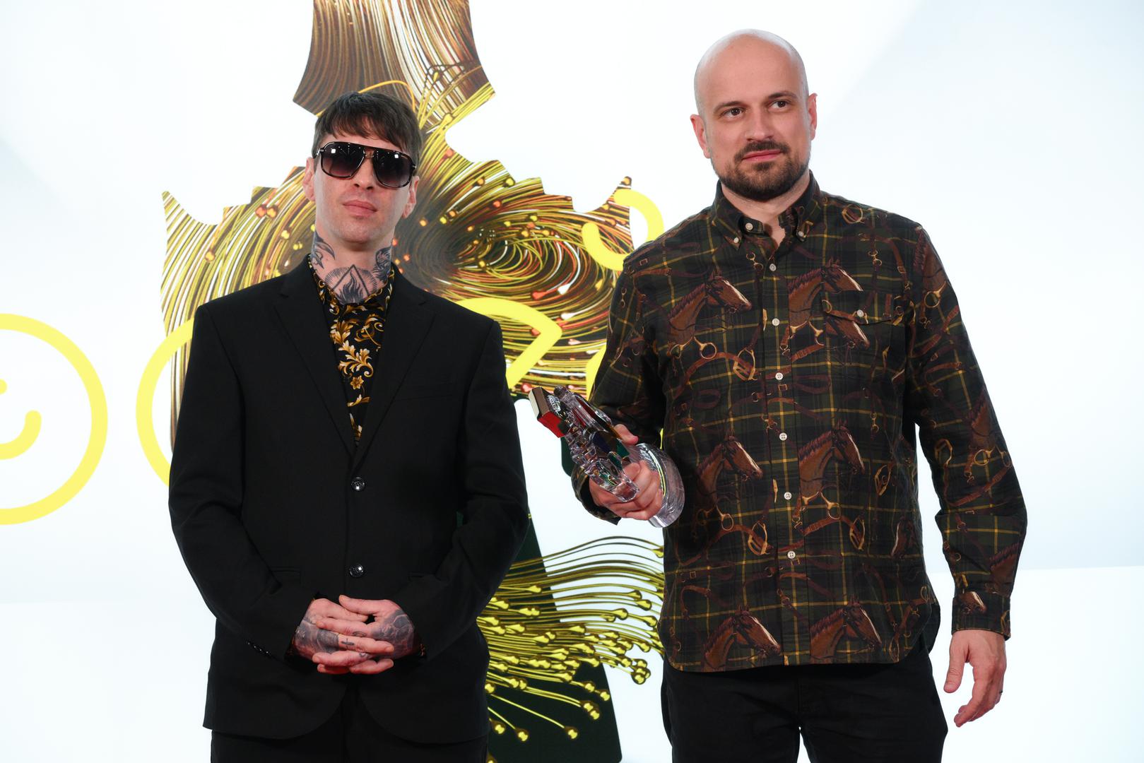 Porina za najbolji album Hip Hop glazbe Vojko V za album "Dvojko". Nominirani su bili i Reper iz sobe za album "Unutra te KUKU$ za album "X".

