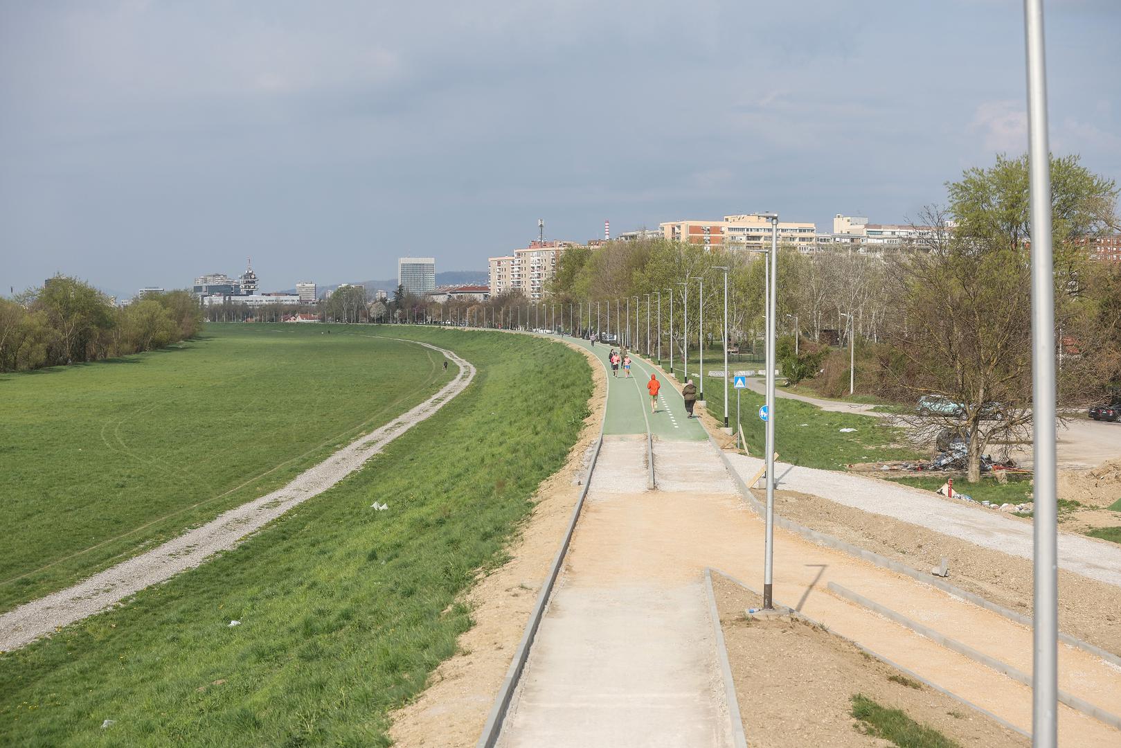 Problem je, kaže, što sada pješaci imaju manje prostora za hodanje i mimoilaženje, "a biciklisti koji su ionako fleksibilni i lakše se mimoilaze, a i nema ih puno".