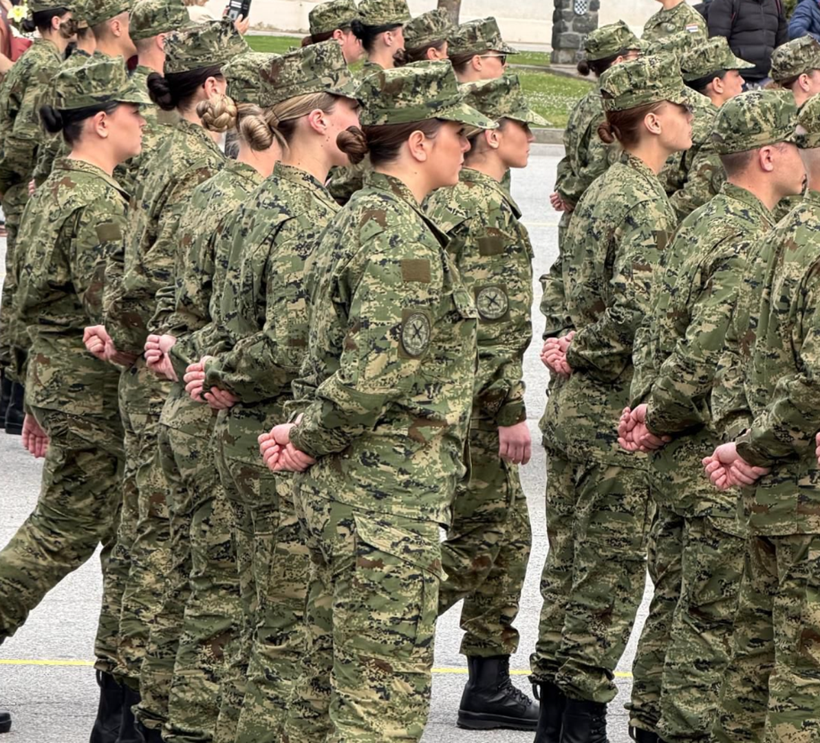 Uz fotografiju Dive Marije u vojnoj uniformi, snimljenu u Požegi, na Facebook stranici stoji poruka: “Sretno, Diva. Čestitamo ponosnim roditeljima Marku i Sandri. Administratori MPT”.