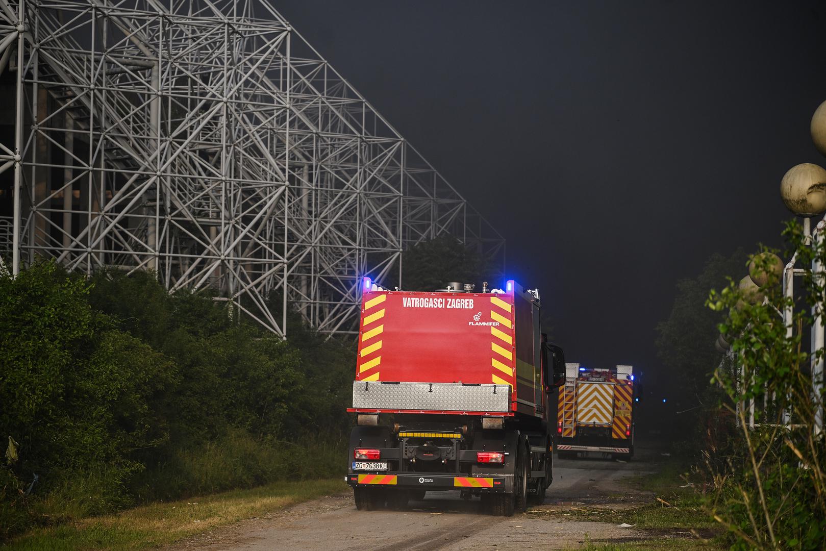 Tko je sve sudjelovao u intervenciji? Na intervenciji je sudjelovalo 140 vatrogasaca s 43 vozila, a uz članove JVP-a Zagreb, na terenu su bili i brojni članovi dobrovoljnih vatrogasnih društava iz Blata, Botinca, Kustošije, Kučilovine, Odranskog Obreža, Kupinečkog Kraljevca, Svete Klare, Odre, Dragonošca, Moravča, Resnika, Glavničice, Hrašća, Lužana i Sesveta. Uz njih, u gašenju požara sudjelovale su i tri cisterne Holdingove podružnice Vodoopskrba i odvodnja te djelatnici Čistoće. 