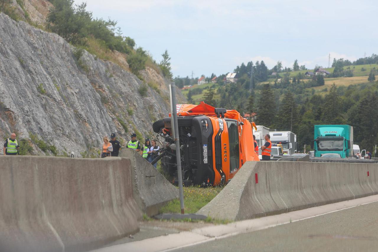 Teška prometna na autocesti A6, poginula dva radnika HAC-a