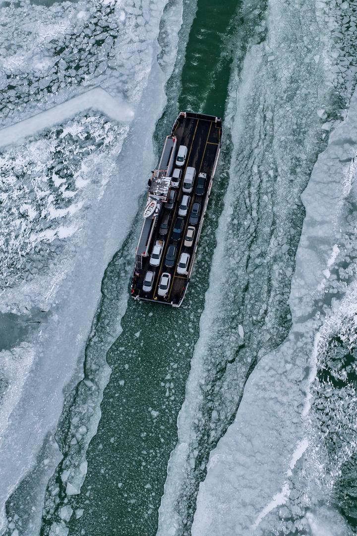 Prema meteorološkoj službi Időkép, proces smrzavanja jezera nije bio ni blizu jednostavnog. Iako su temperature posljednjih dana bile dovoljno niske za stvaranje leda, česti jaki vjetrovi više su puta lomili i pomicali plutajući led po površini jezera.Ovi uvjeti odgodili su stvaranje čvrstog, kontinuiranog sloja leda.