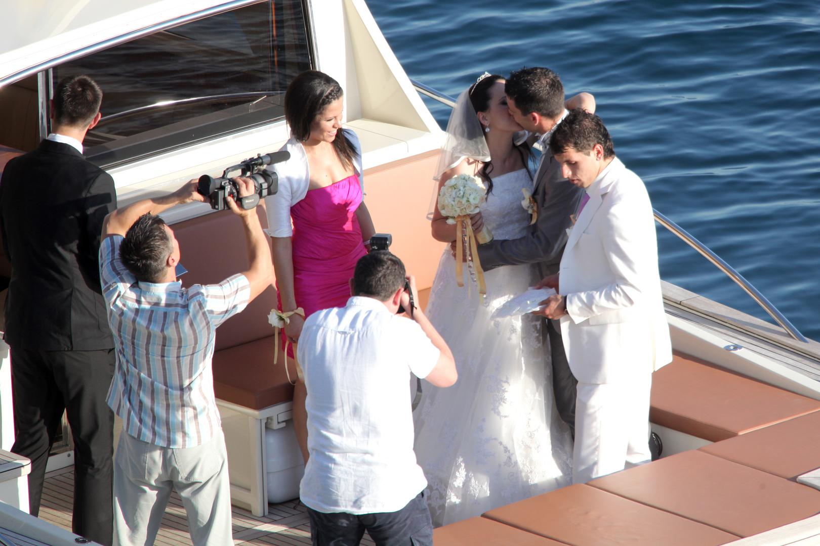 Bivši nogometaš Hajduka Ahmad Sharbini (41) i pjevačica Dragana Janković na današnji dan prije 15 godina zapečatili su svoju ljubav neuobičajenim, ali romantičnim vjenčanjem na brodu u riječkom zaljevu.