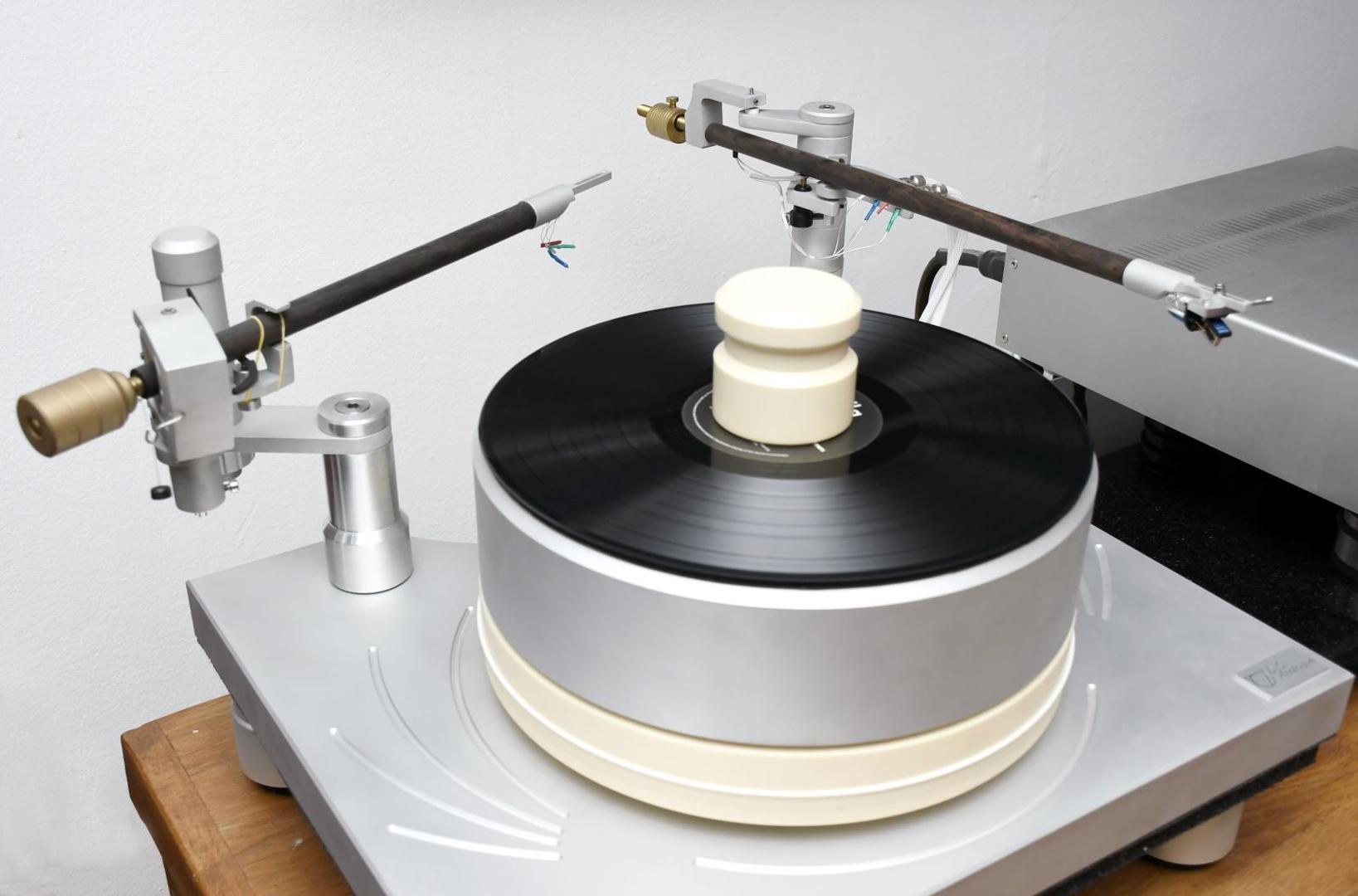 14.10.2020., Sisak - Gramofoni sisakog proizvodjaca D.O. Analoge vlasnika Dinka Oreskovica san su svakog audiofila, no rijetki su iz Hrvatske koji su ih mogu priustiti.

Photo: Nikola Cutuk/PIXSELL