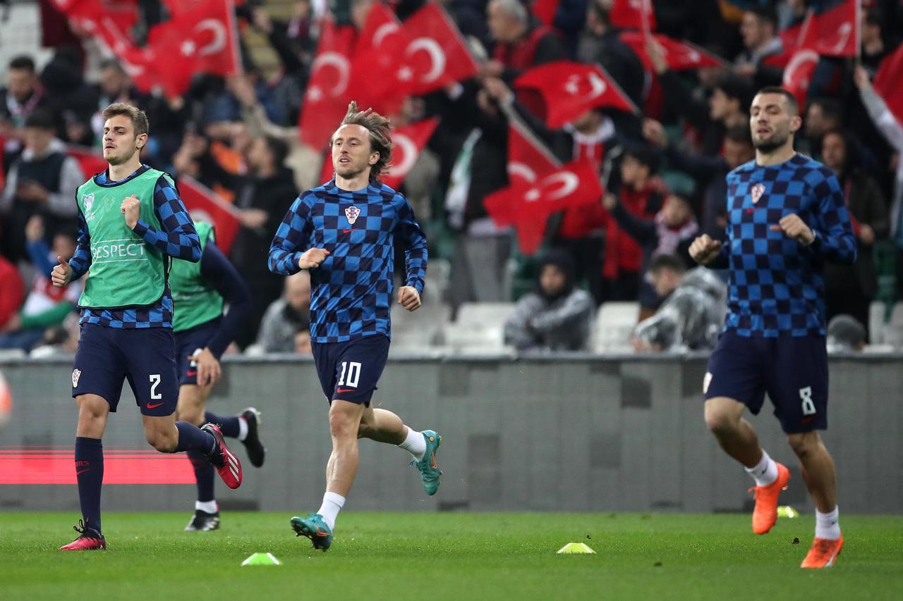 Bursa: Zagrijavanje igrača uoči početka utakmice Turska - Hrvatska 
