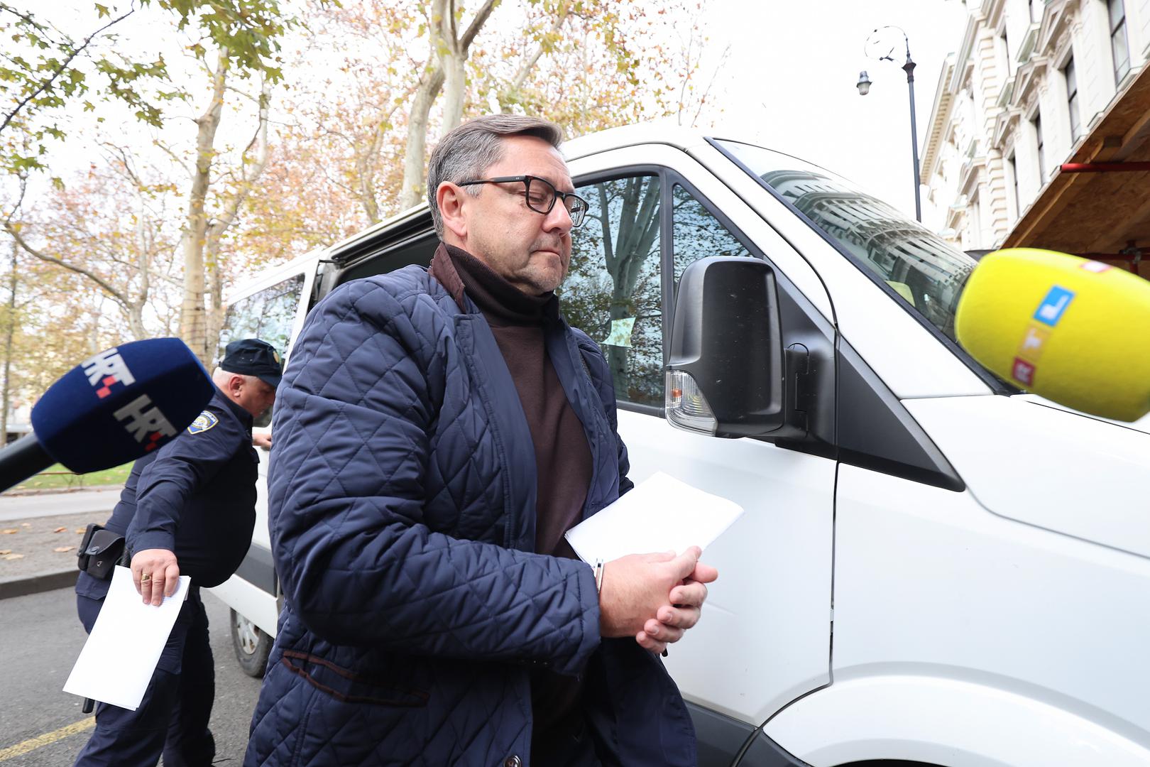 Vrlo zabrinuta lica i namrgođen pred Županijski sud u Zagrebu oko 13 sati stigao je Andrija Mikulić