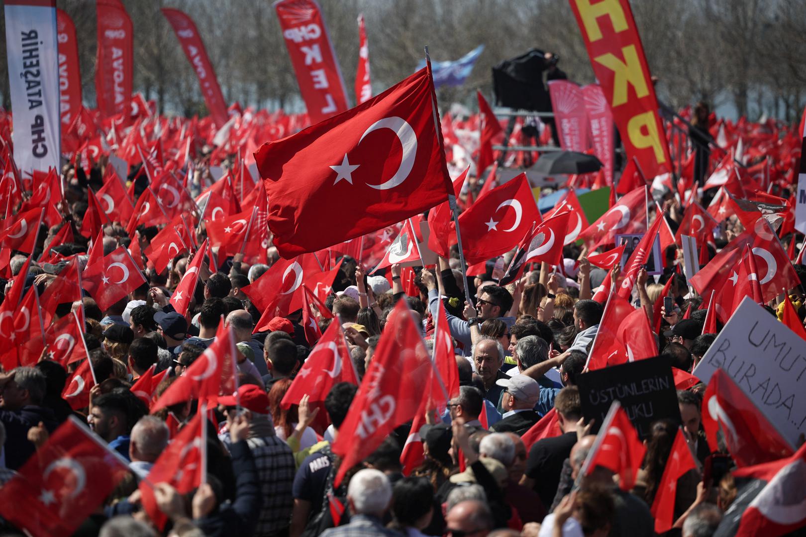 Imamogluovo pritvaranje uzrokovalo je i turbulencije na tržištu zbog kojih je središnja banka morala reagirati mobilizacijom rezervi da bi poduprla valutu.