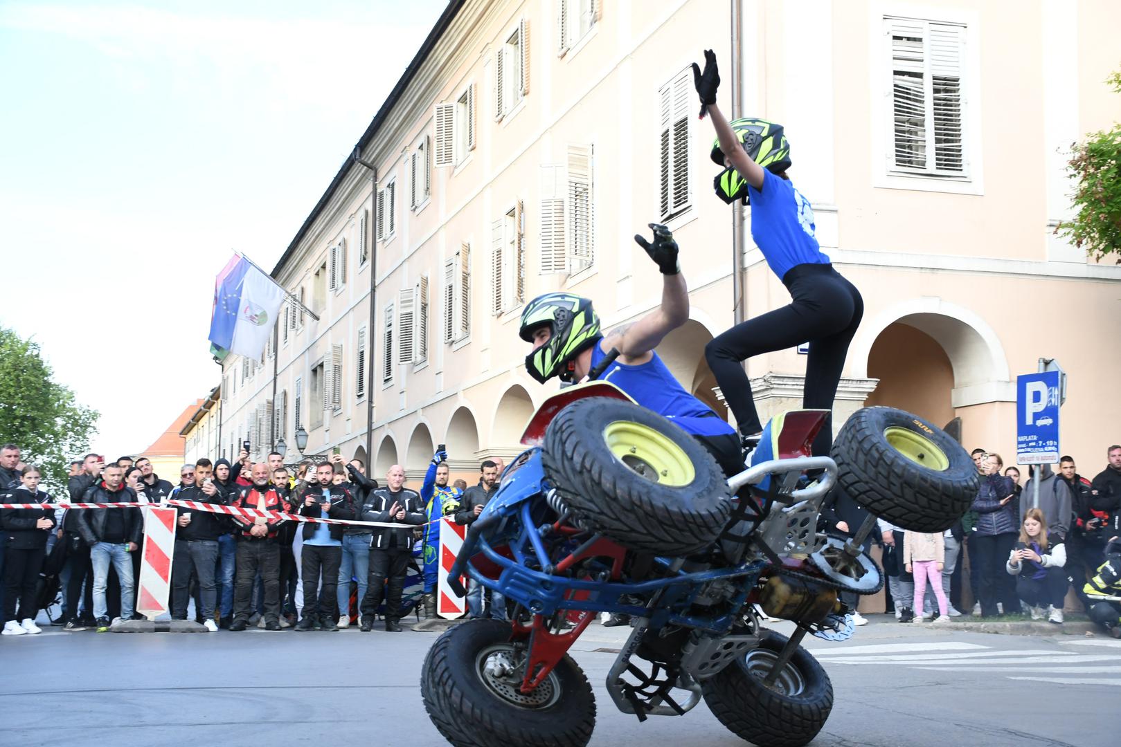 Po prvi put nakon vožnje, sudionici  Budnice uživali su u iznimno atraktivnom vratolomnom akrobatskom moto stunt showu u izvedbi neponovljivog stunt ridera Dejana Špoljara i njegovih asistenata 19-godišnje Hane Sintić i Dominika Tomašeca.