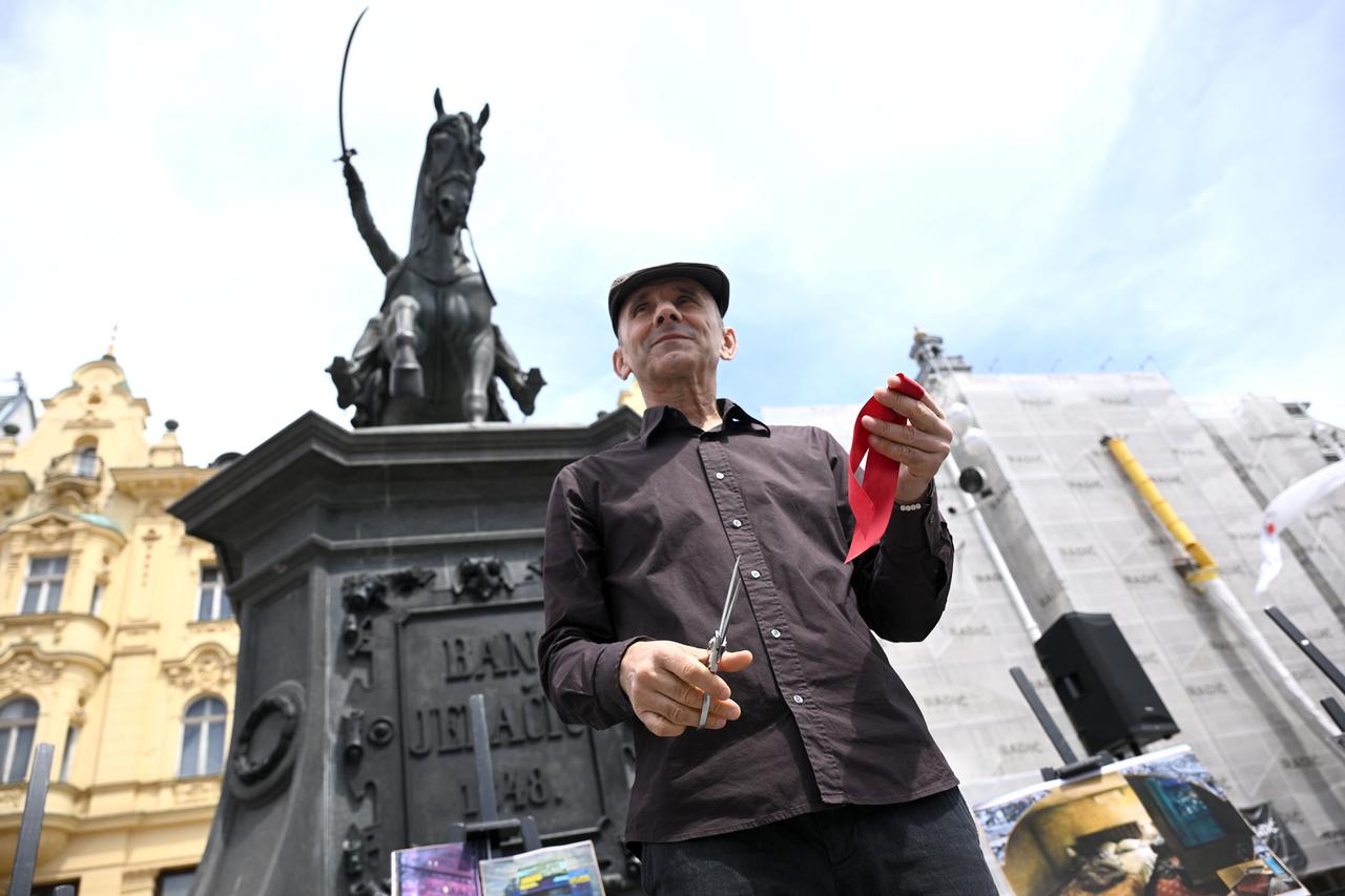 Zagreb: Performans umjetnika Sinise Labrovica pod nazivom Otvorenje Hrvatskog paviljona na 61. medjunarodnoj izlozbi vizualnih umjetnosti – La Biennale di Venezia