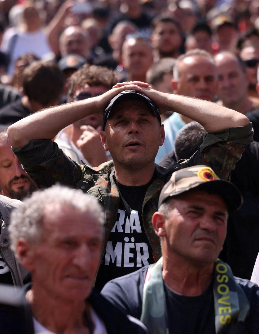 Na ulicama su se vijorile albanske i zastave OVK-a, dok se među protivnicima presude proširila poruka 'Ne u moje ime'. Nezadovoljstvo se tijekom dana prelilo i na prosvjede ispred međunarodnih institucija, a incidenata je bilo i u Haagu.