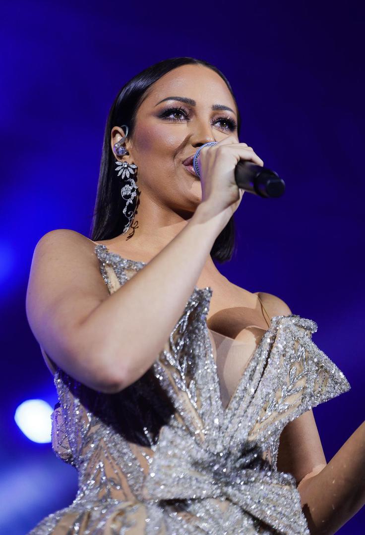 Aleksandra je potom krenula pjevati neke od svojih hitova, a publika je zapjevala s njom te njezin trud naglasila velikim pljeskom.