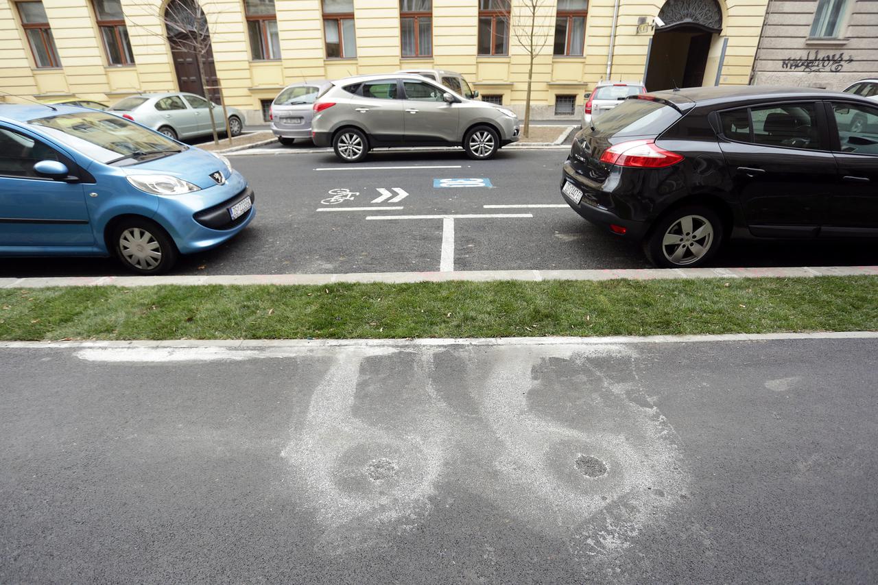 13.12.2016., Zagreb - Obnovljena Gajeva ulica na kojoj su vidno razmjesteni prometni znakovi te busene nove rupe za znakove.  Photo: Luka Stanzl/PIXSELL