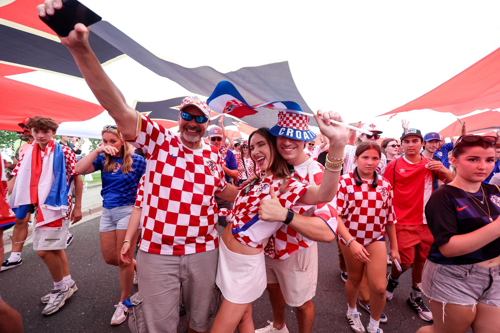 Tijekom povorke navijači su i razvili te nosili veliku hrvatsku zastavu dimenzija 100x12 metara. Ta je zastava prvotno razvijena u New Yorku prije prve utakmice Hrvatske, a potom je s navijačima putovala diljem Sjeverne Amerike ovisno o gradovima u kojima su vatreni igrali.
