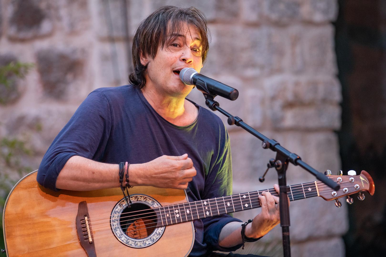 - Posebno me veseli koncert Tria s dva sjajna glazbenika, Vladom Kalemberom i Markom Duvnjakom kojim otvaram festival, a čiji će program ljudima probuditi onu lijepu nostalgiju te vjerujem da će im unijeti novu radost i energiju. - naglasila je.