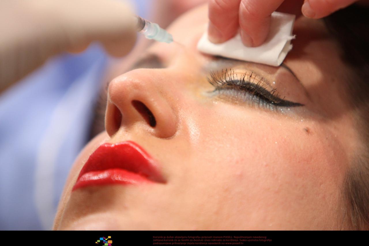 '02.03.2009., Zagreb - Odrzan Botox party u Poliklinici dr.Toncic na Mlinovima. Ljubitelji ove vrste zabave izmedju gutljaja pjenusca i pokojeg zalogaja kanapea primaju injekcije botoxa u lice. Dan Ph