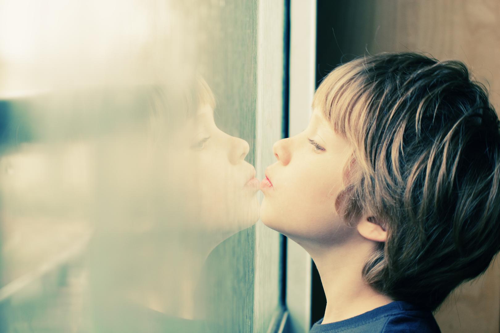 Jedan od simptoma su i vrlo specifične preference oko hrane - osobe s ASD-om tako ponekad jedu samo nekoliko vrsta hrane.